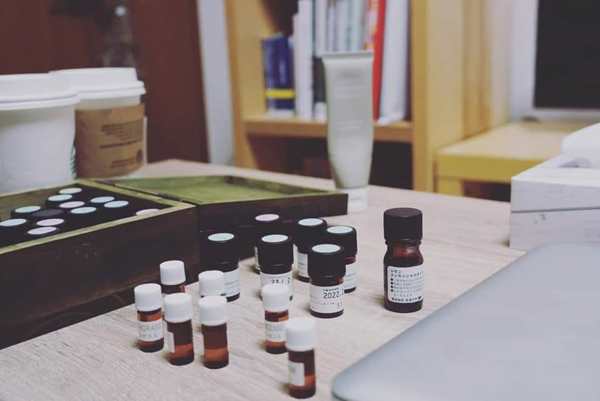 THEO BẠN TỶ LỆ TINH DẦU TRONG MỘT SẢN PHẨM MỸ PHẨM TỰ NHIÊN LÀ BAO NHIÊU ?
